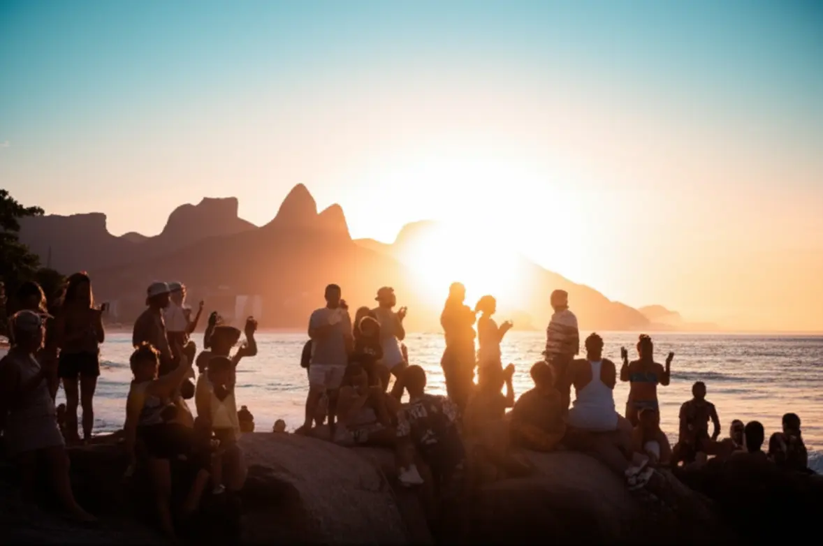Pessoas aplaudindo o pôr do sol na Pedra do Arpoador em Ipanema, Rio de Janeiro.