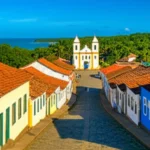 Vista panorâmica do Centro Histórico de Arraial d'Ajuda e o mar da Bahia.