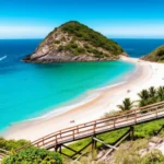 Vista panorâmica das Prainhas do Pontal do Atalaia com mar azul turquesa.
