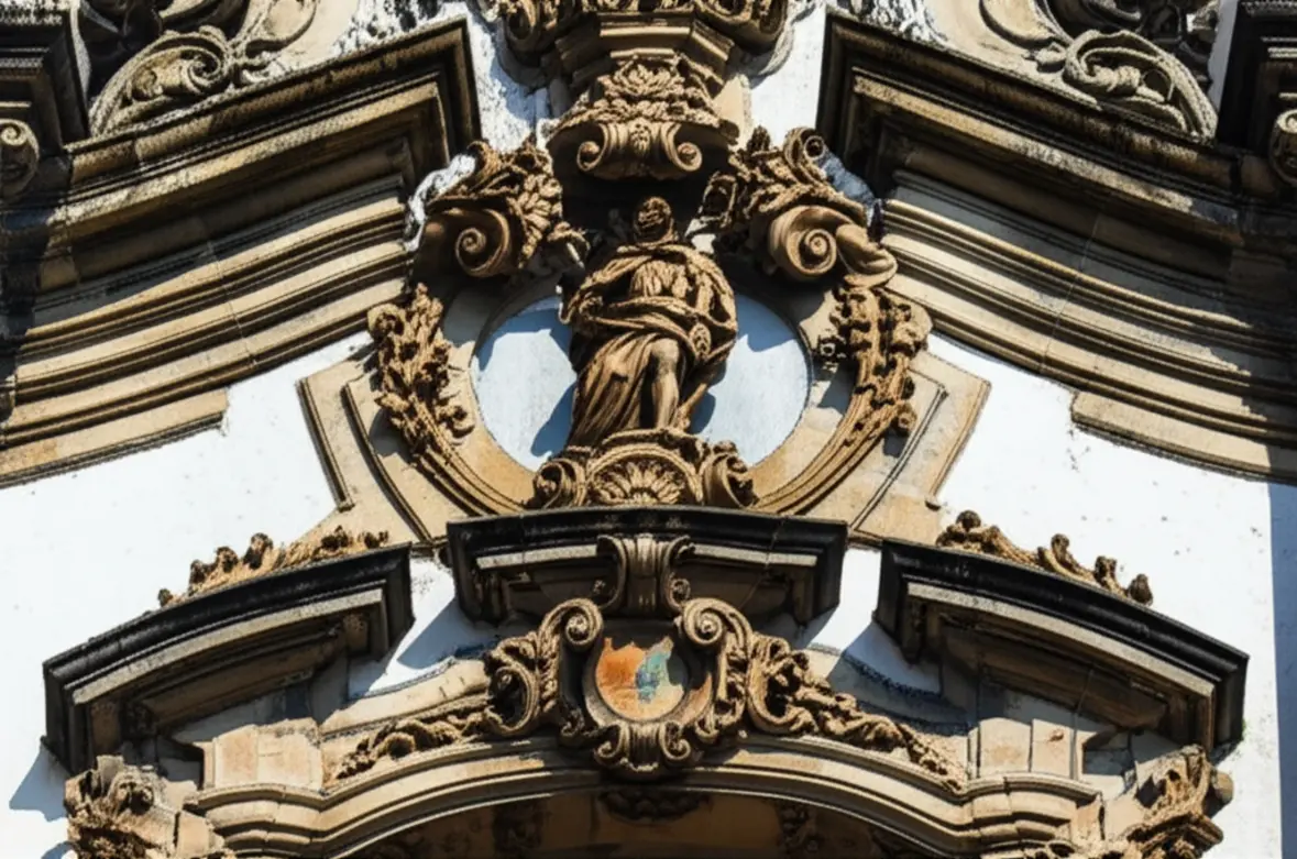 Detalhe realista da escultura em pedra-sabão de Aleijadinho em Ouro Preto.