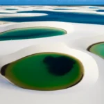 Dunas brancas e lagoas de água cristalina dos Lençóis Maranhenses, a porta de entrada para Atins.
