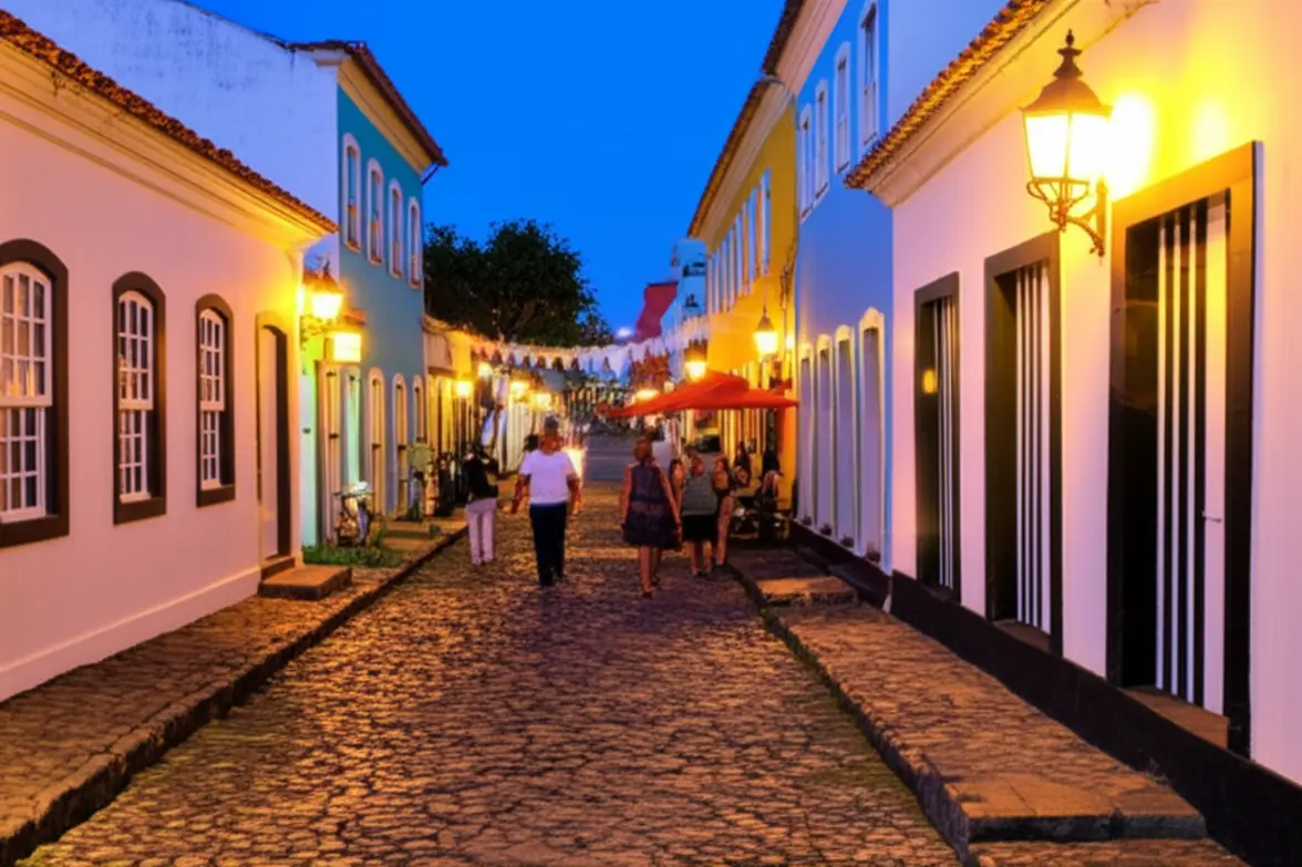 Rua de paralelepípedos e casarões coloridos no Bairro da Passagem, Cabo Frio.