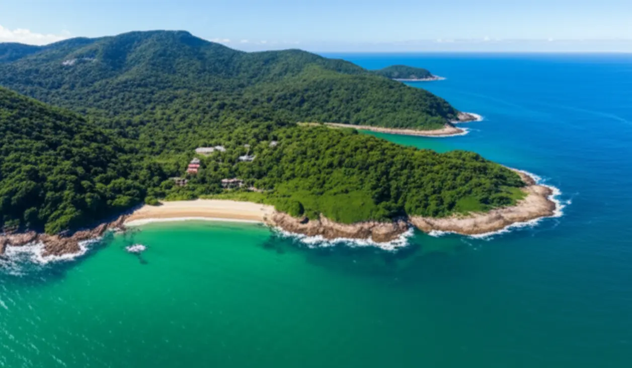 Vista aérea da península de Bombinhas com mar esmeralda e Mata Atlântica.