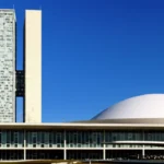 Congresso Nacional de Brasília com céu azul vibrante.