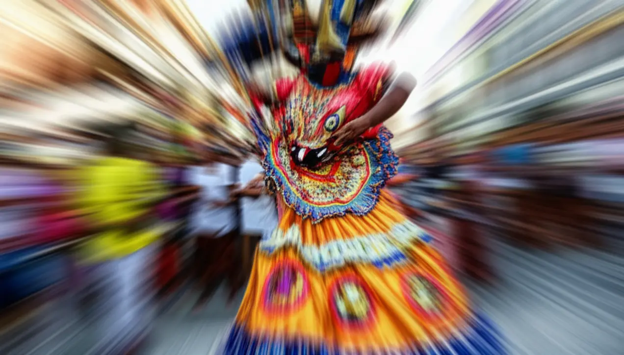 Dança com traje colorido e detalhado em uma apresentação de Bumba Meu Boi em São Luís.
