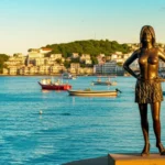 Orla Bardot e estátua de Brigitte Bardot ao pôr do sol em Búzios.