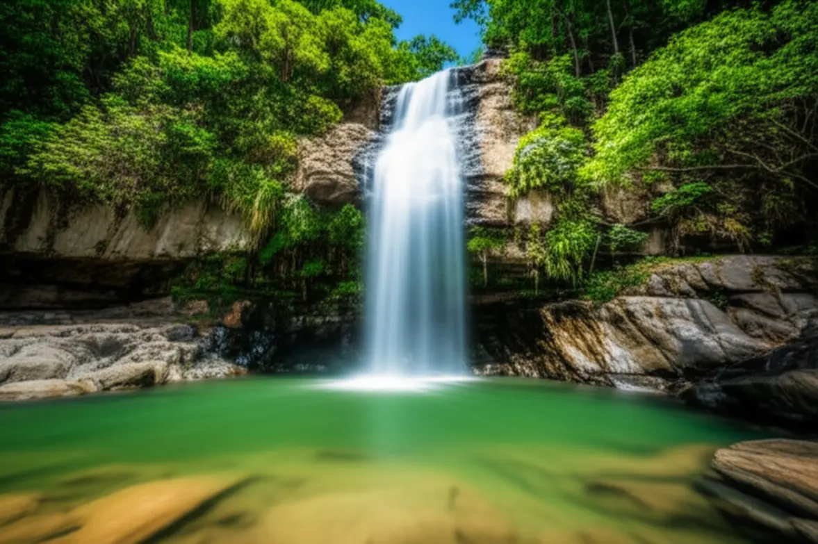 Turista relaxando em poço natural de cachoeira em Pirenópolis, cercado por pedras e verde.