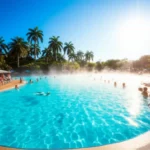 Resort de águas termais com piscinas fumegantes em Caldas Novas.