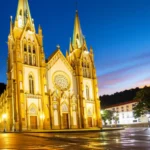 Catedral de Pedra iluminada em Canela, Brasil, à noite.