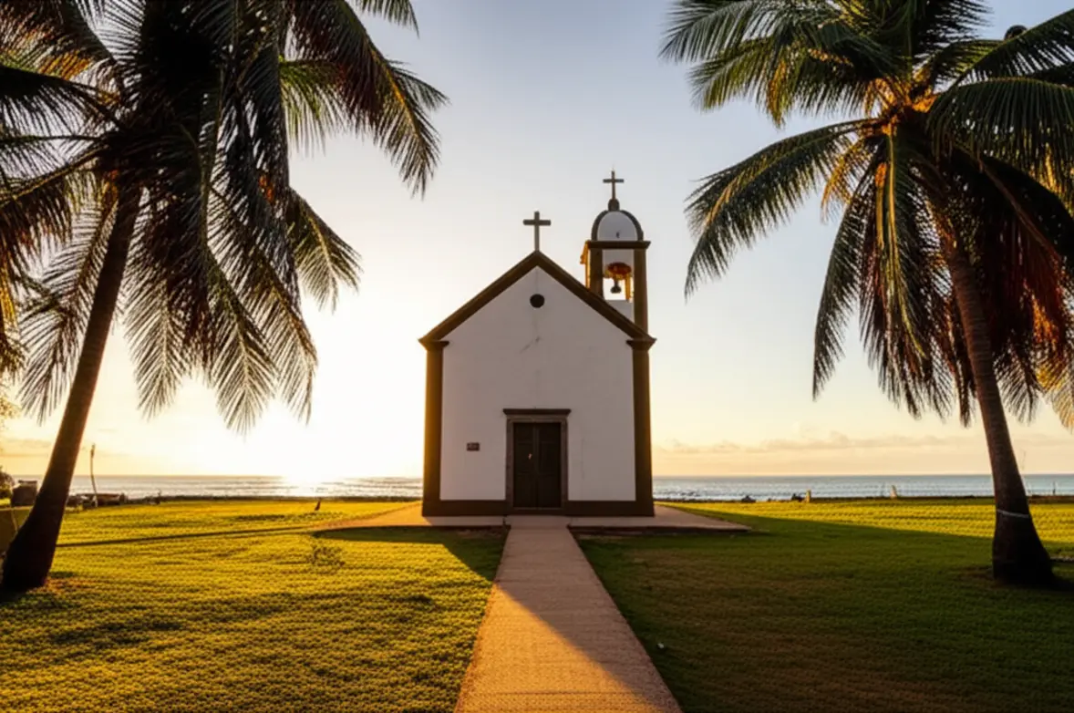 Capelinha branca de frente para o mar na Praia de Marceneiro.