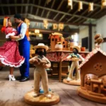 Casal dançando forró com esculturas de barro de Mestre Vitalino, Caruaru.