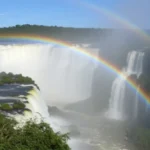 Vista panorâmica das Cataratas do Iguaçu com arco-íris sobre a Garganta do Diabo.