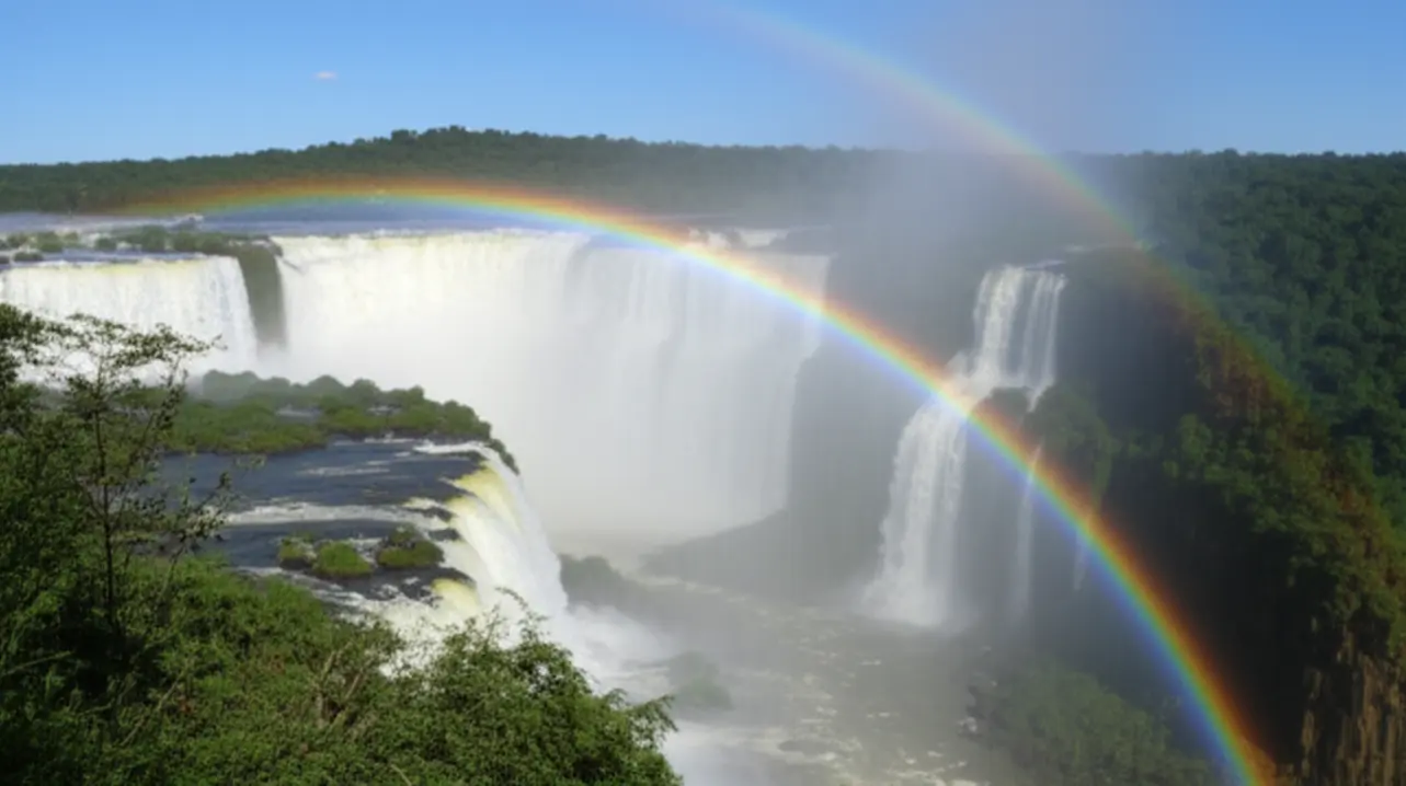Vista panorâmica das Cataratas do Iguaçu com arco-íris sobre a Garganta do Diabo.