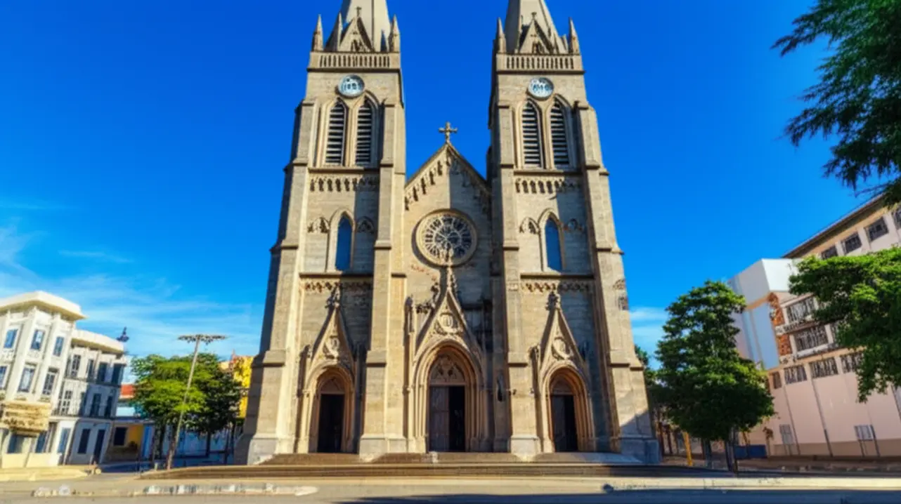 Fachada de pedra da Catedral Diocesana de Lages em estilo neogótico.