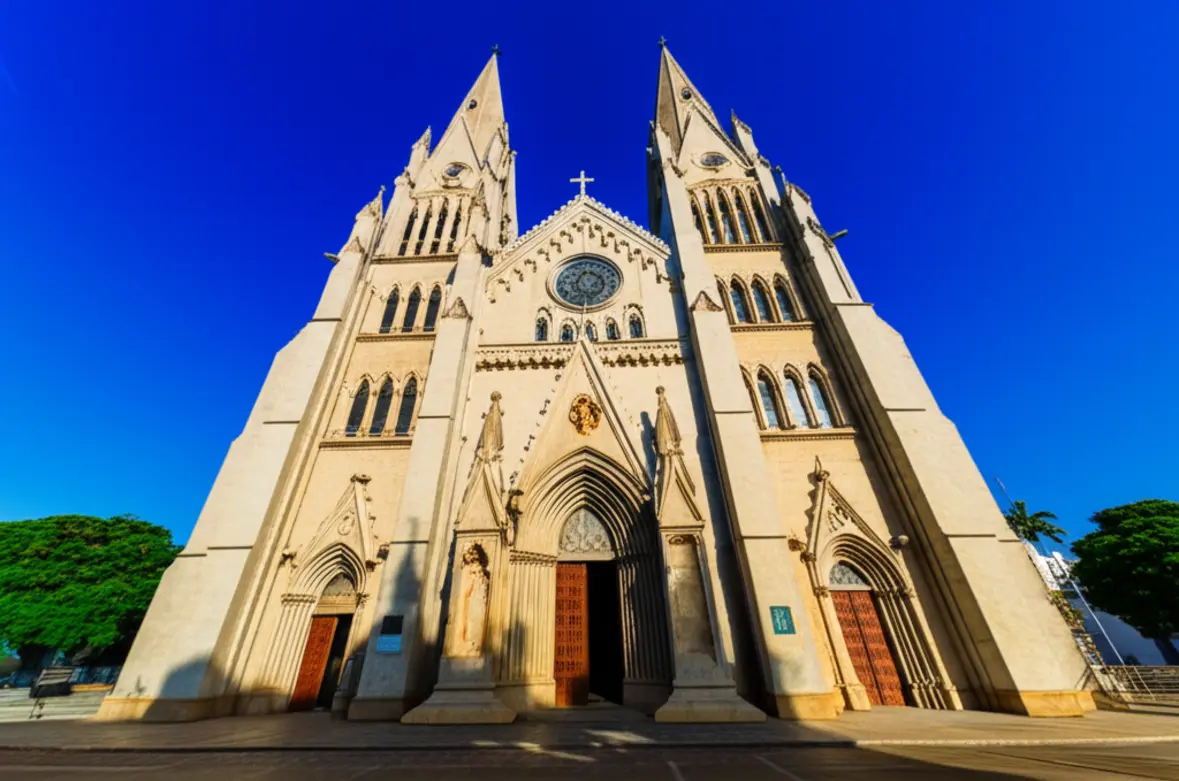 A imponente Catedral do Sagrado Coração de Jesus em Petrolina com arquitetura neogótica.