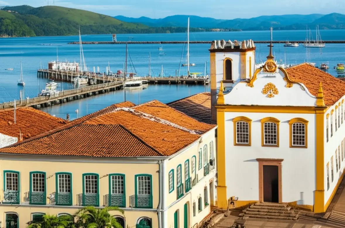 Vista do centro histórico colonial de Angra dos Reis com o cais e a baía ao fundo.