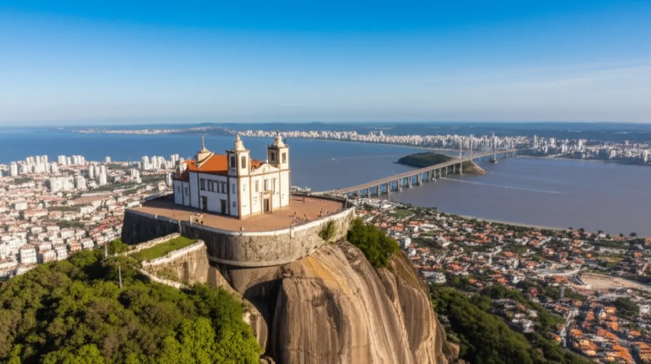 Vista panorâmica do Convento da Penha e a Terceira Ponte em Vitória.