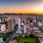 Vista panorâmica da cidade de Cuiabá ao entardecer com o horizonte da Chapada dos Guimarães.