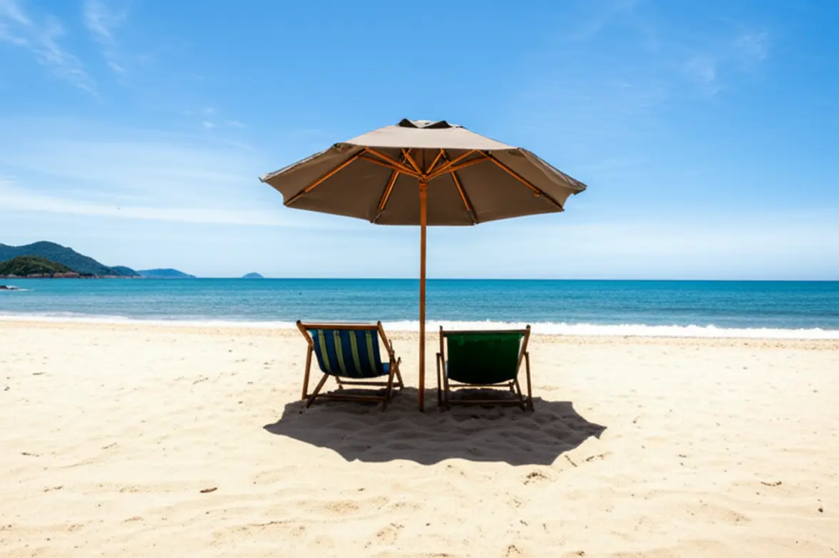 Cadeira de praia e guarda-sol em um dia ensolarado e tranquilo no Guarujá.
