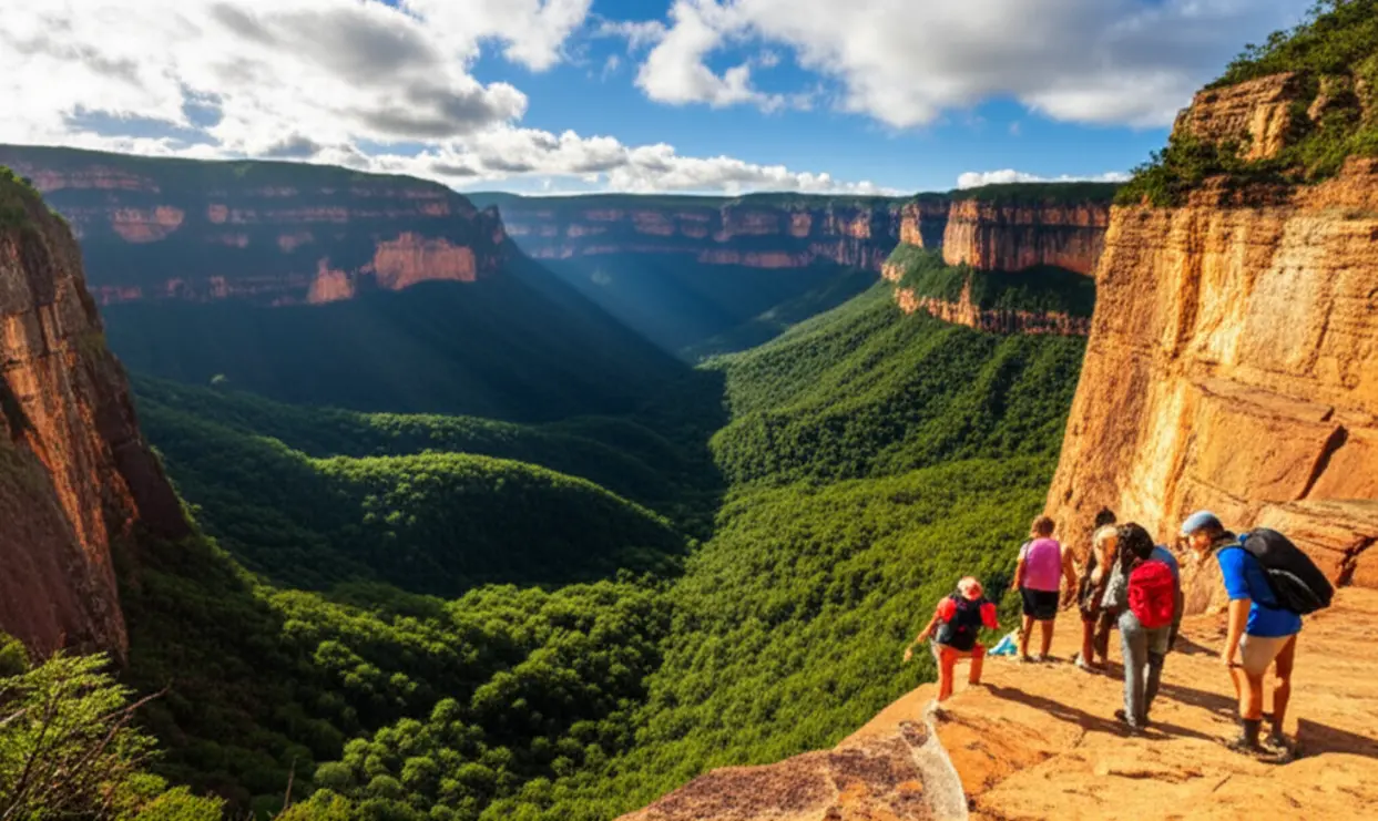 Vista panorâmica do cânion da Chapada Diamantina com trilheiros.