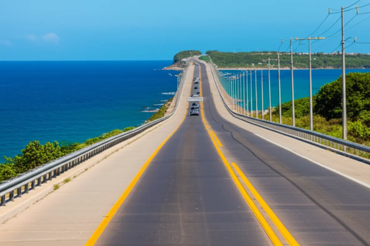 Estrada vazia com vista para o mar azul em direção a Cabo Frio.