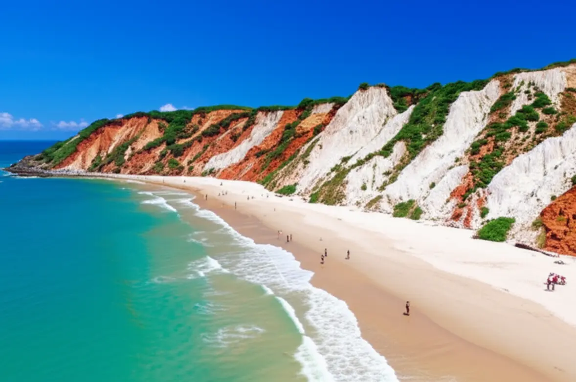 Falésias de argila colorida e praia deserta em Pitinga, Arraial d'Ajuda.