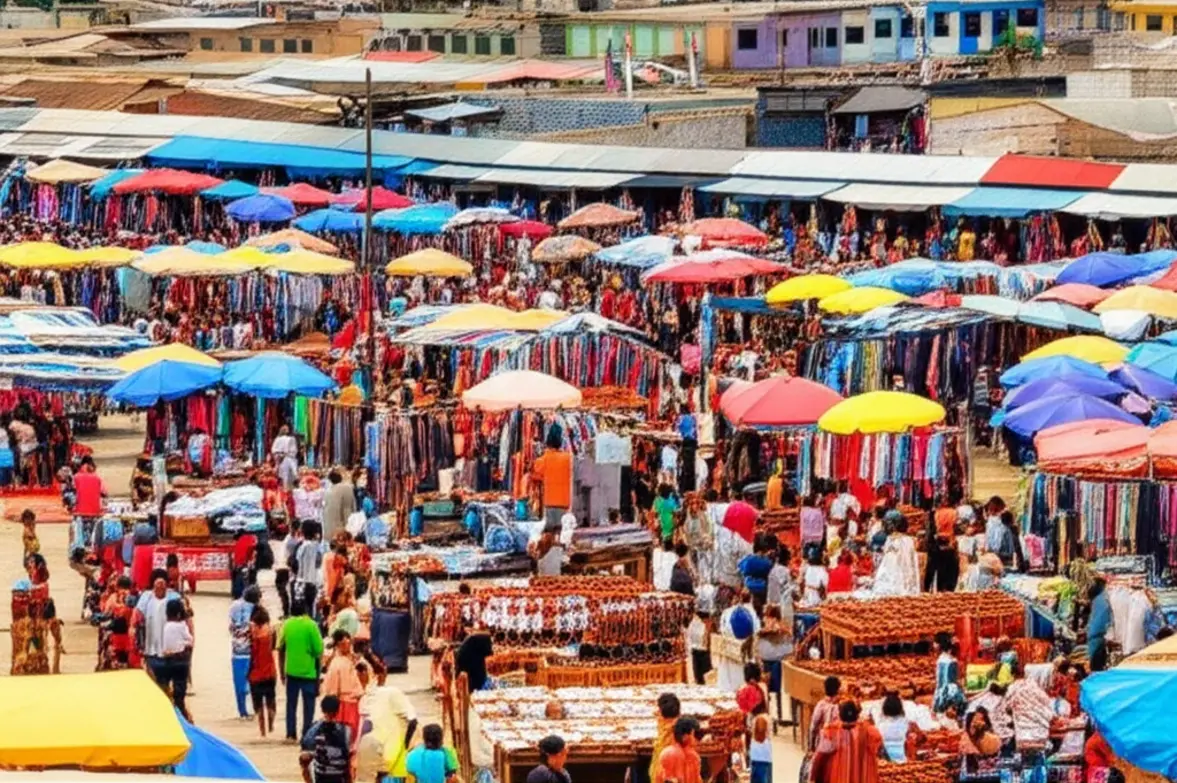 Fotografia da Feira de Caruaru cheia de barracas de artesanato e confecções.