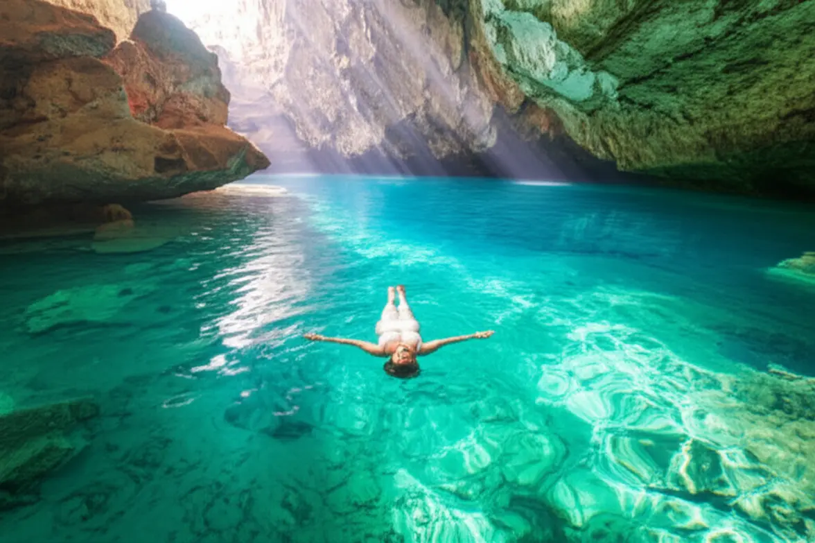 Flutuação em águas cristalinas na Gruta da Pratinha.