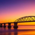 Pôr do sol dourado na Ponte dos Ingleses em Fortaleza.