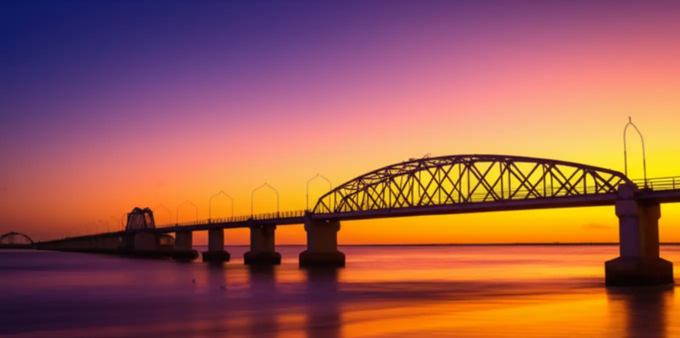 Pôr do sol dourado na Ponte dos Ingleses em Fortaleza.