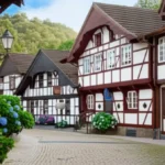 Rua charmosa de Gramado com arquitetura bávara e hortênsias.