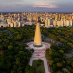 Vista aérea da Catedral de Maringá cercada por vegetação exuberante.