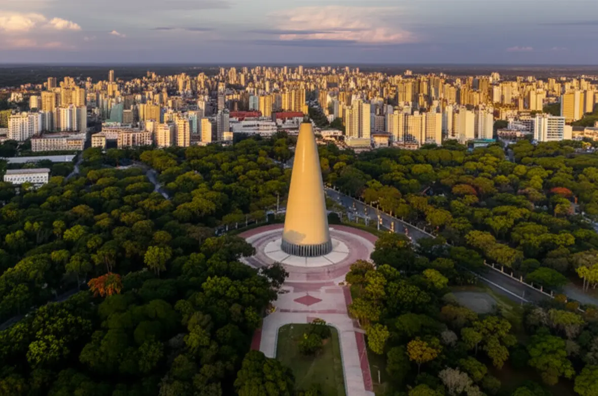 Vista aérea da Catedral de Maringá cercada por vegetação exuberante.