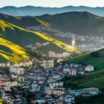 Vista panorâmica da cidade de Nova Friburgo com montanhas ao fundo.