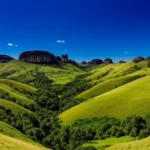 Paisagem deslumbrante de Conceição do Ibitipoca com montanhas e céu azul.