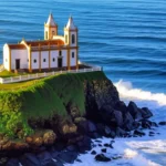 Igreja de Nossa Senhora de Nazaré sobre o penhasco com mar de Saquarema ao fundo.
