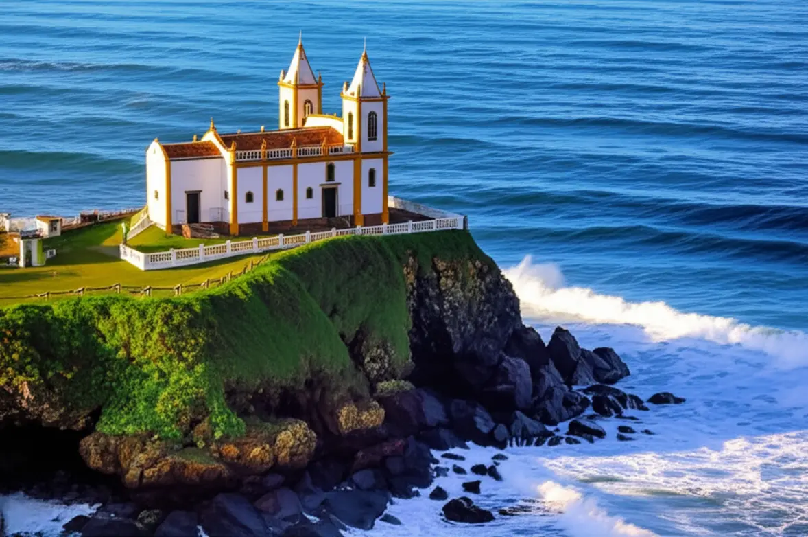 Igreja de Nossa Senhora de Nazaré sobre o penhasco com mar de Saquarema ao fundo.