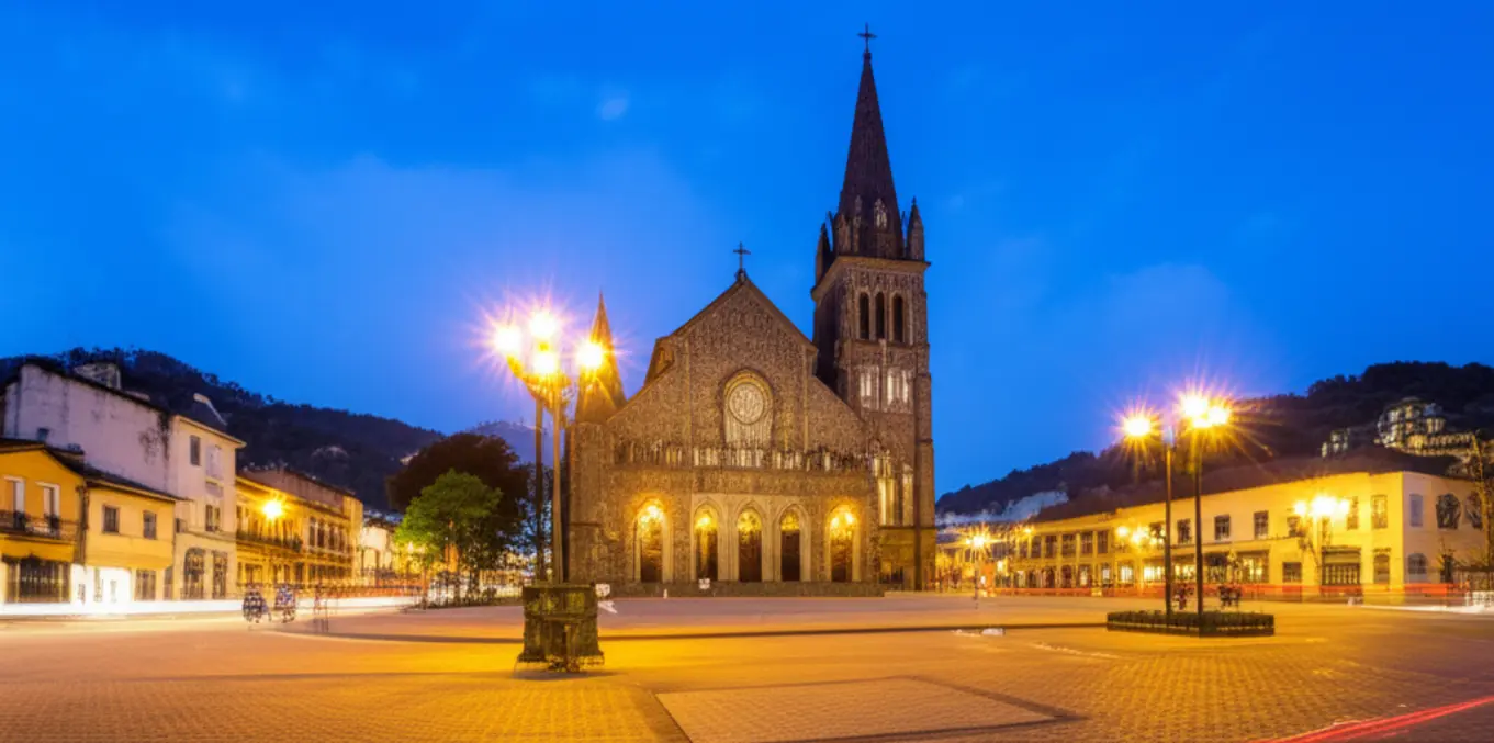 Igreja Matriz São Pedro em Gramado iluminada ao anoitecer.