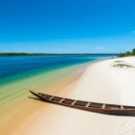 Praia da Ilha do Amor em Alter do Chão no Pará, com água azul e areia branca.