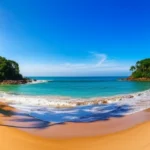 Vista panorâmica da Prainha em Itacaré, Bahia, com coqueiros e mata atlântica.