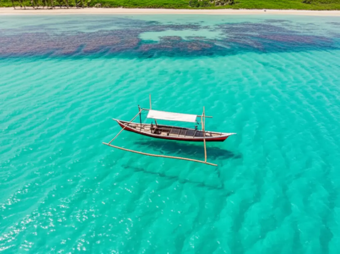 Passeio de jangada sobre águas turquesas e transparentes nas piscinas naturais de Alagoas.