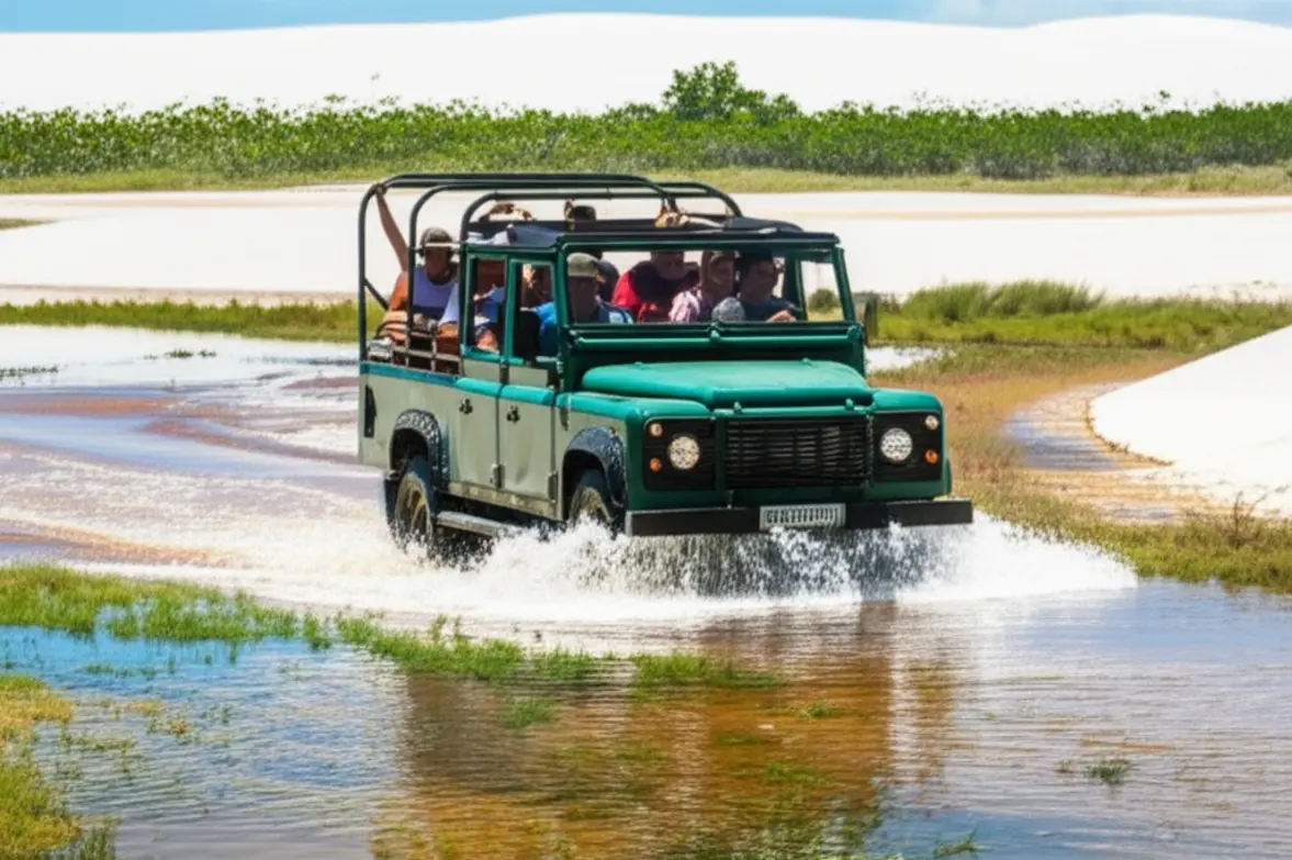 Veículo jardineira 4x4 transportando viajantes pelas trilhas do Parque Nacional dos Lençóis Maranhenses.