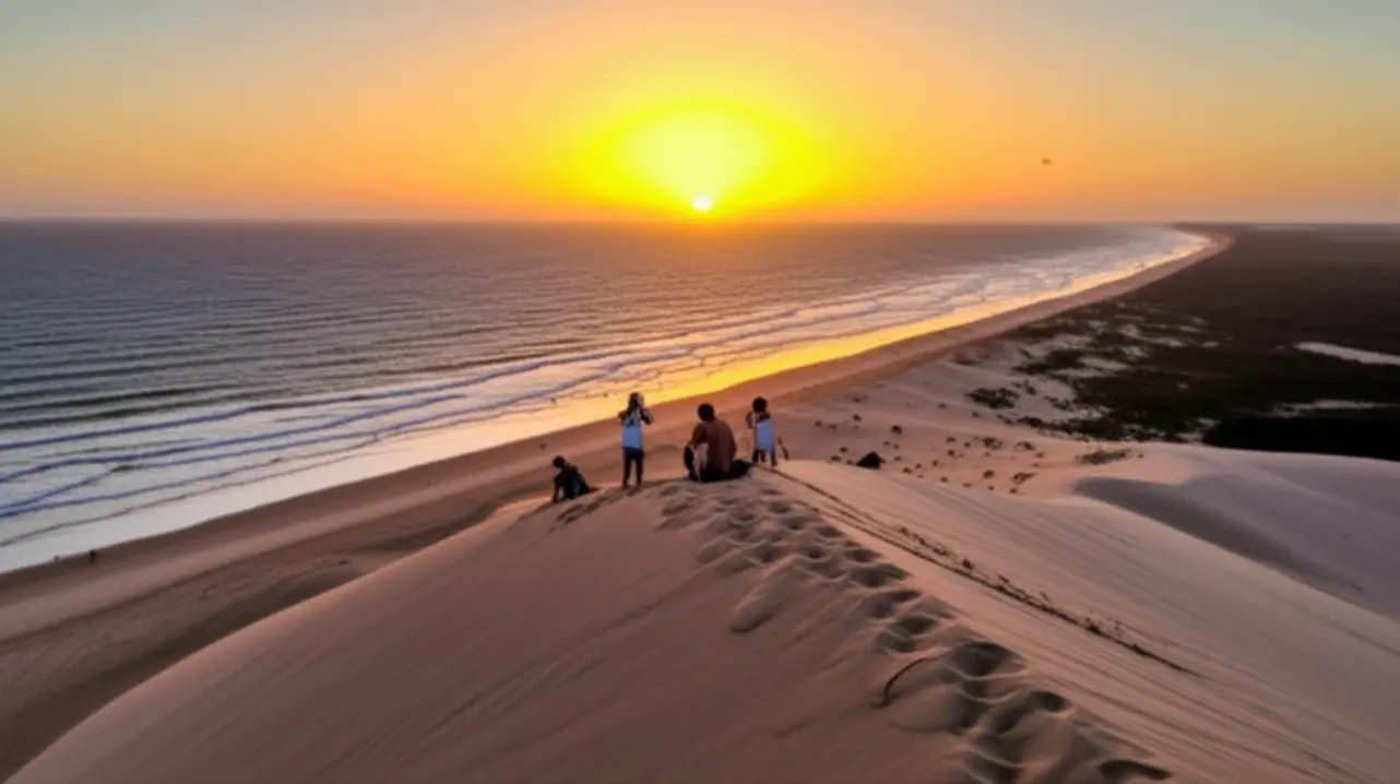 Pôr do sol dourado na Duna de Jericoacoara, Ceará.