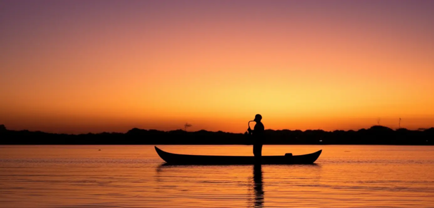 Pôr do sol na Praia do Jacaré com músico no rio Paraíba.