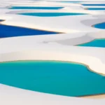 Dunas brancas e lagoas azuis cristalinas dos Lençóis Maranhenses, Brasil.
