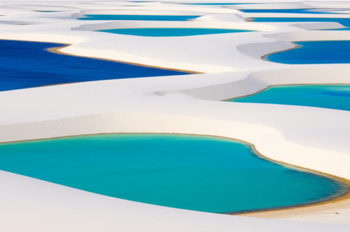 Dunas brancas e lagoas azuis cristalinas dos Lençóis Maranhenses, Brasil.