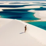 Vista icônica dos Lençóis Maranhenses com dunas e lagoas azuis.