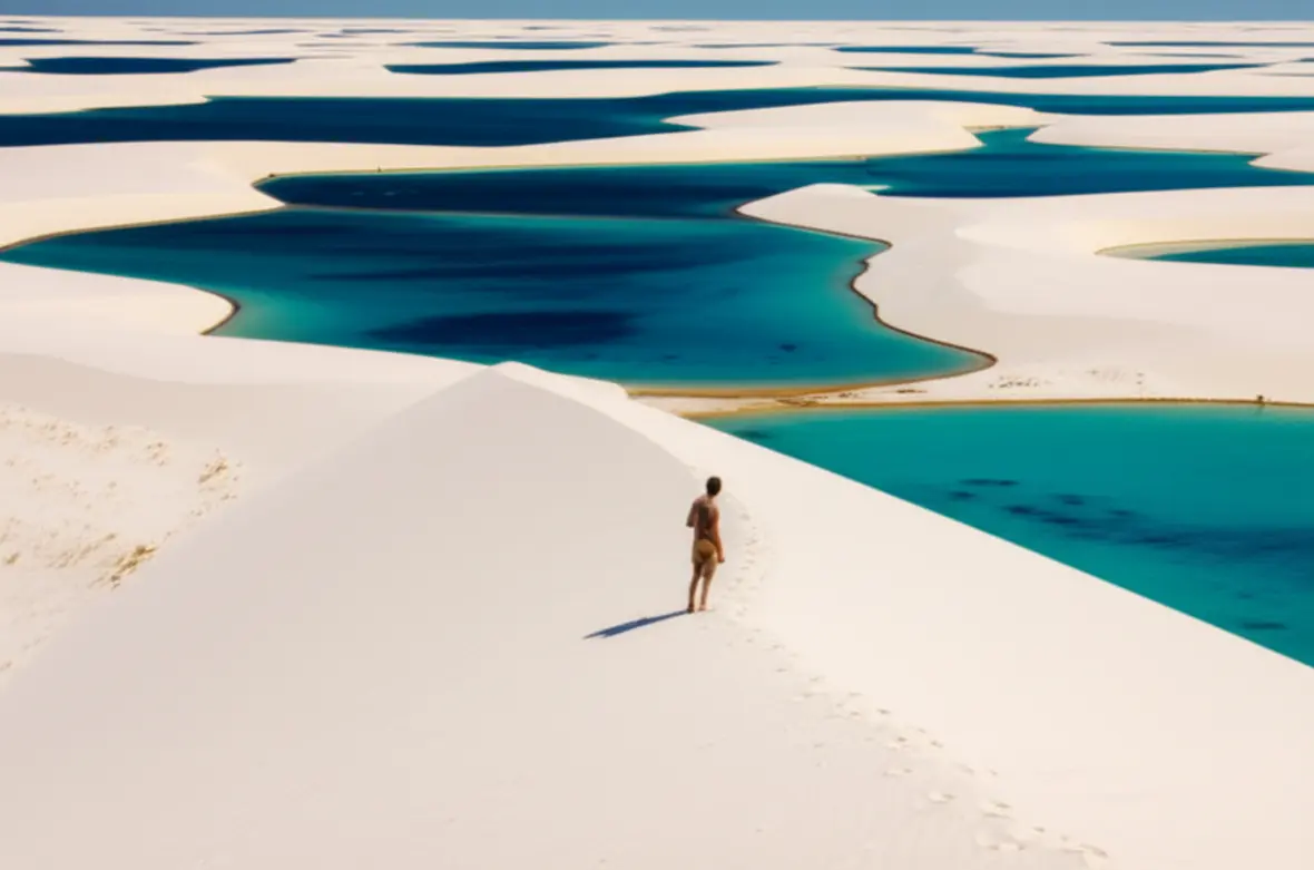 Vista icônica dos Lençóis Maranhenses com dunas e lagoas azuis.