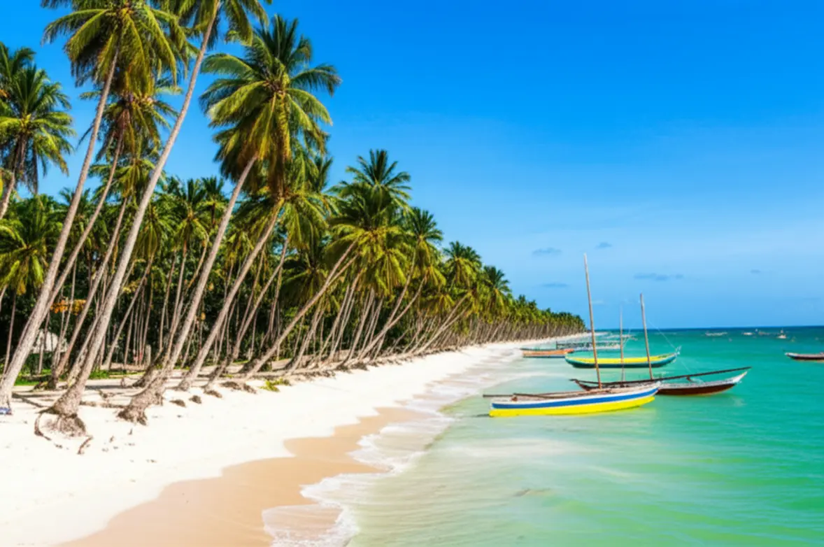 Praia de Maceió com coqueiros e jangadas, vista panorâmica.
