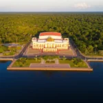 Teatro Amazonas e Floresta Amazônica em Manaus.